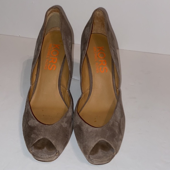 MICHAEL KORS PERO Taupe Suede Heels size 8 - Picture 1 of 9